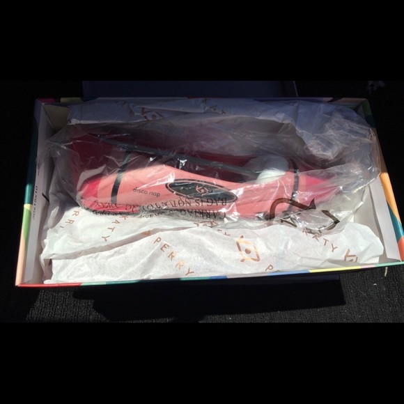 Red Crayon Flats 7.5 - Katy Perry Collection - Picture 2 of 3